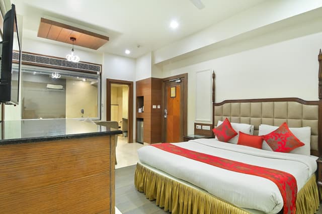 Suite with Bathtub