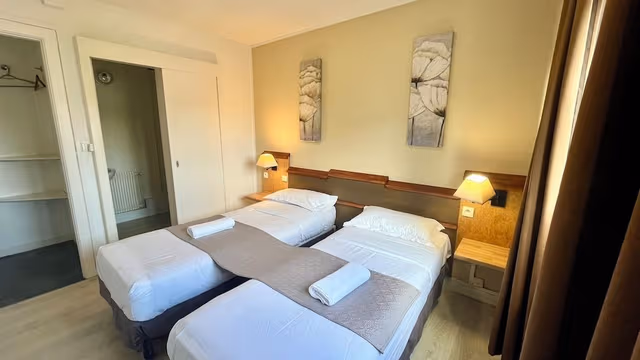 Room, 2 Twin Beds, City View