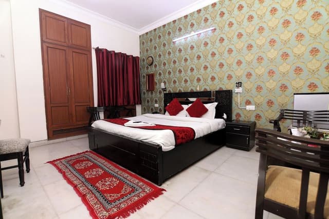 Deluxe Room, 1 King Bed, Smoking, City View