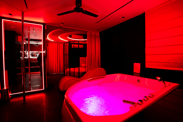 Amsterdam Red Suite with Jacuzzi