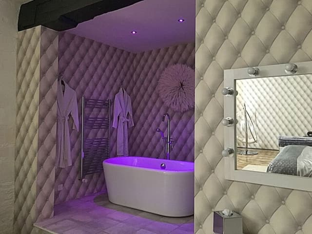 Swan Suite with private spa and garden