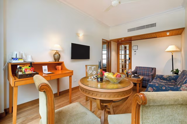 Suite, 1 King Bed, Sea View