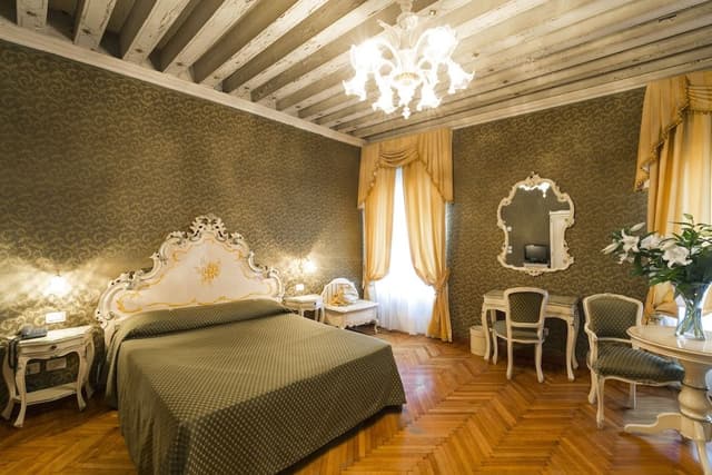 Junior Suite, Canal View