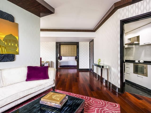Suite, 1 King Bed (Prestige)