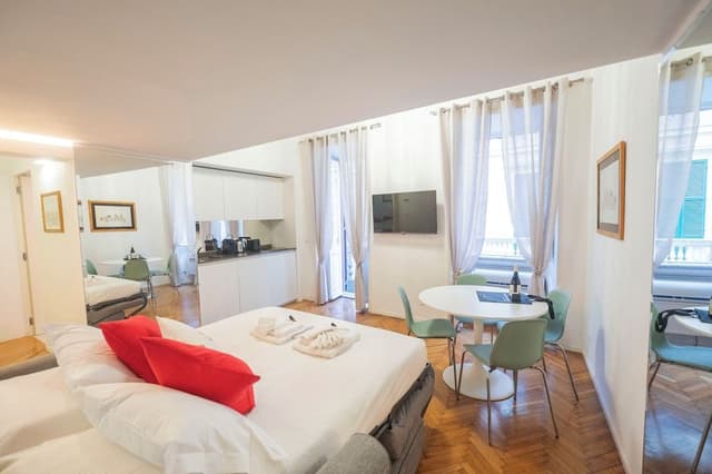 Spanish Steps Romantic Nest with Balcony (Via Gregoriana 46)