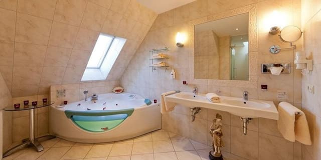 Suite, Jetted Tub