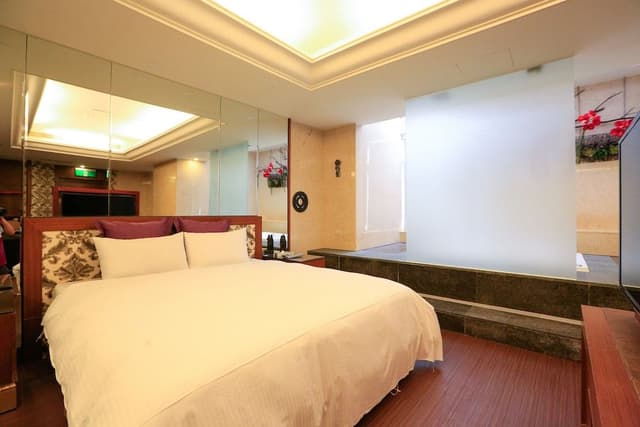Classic Double Room, 1 King Bed, Jetted Tub
