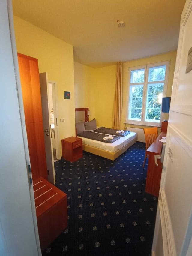 Comfort Room, Corner
