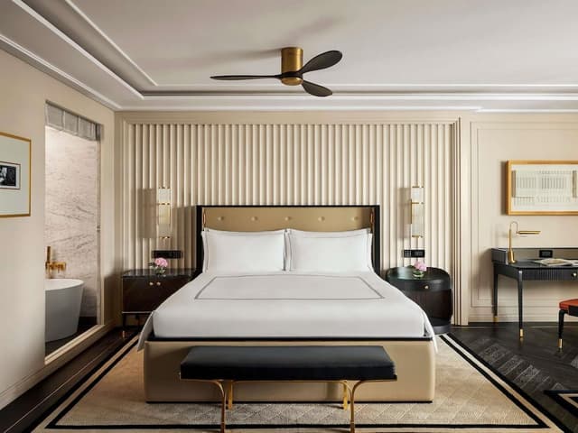 JUNIOR SUITE 1 King Bed, Fairmont Gold Lounge access