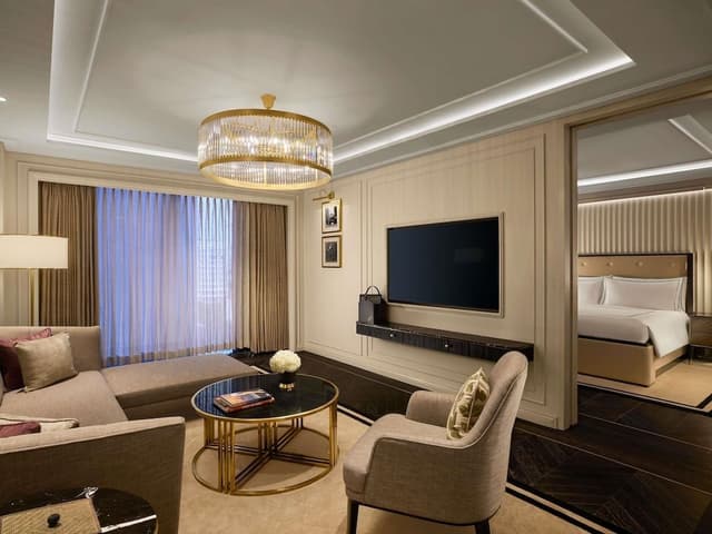 SIGNATURE SUITE, 1 King Bed, 2 Hollywood Beds, Fairmont Gold Lounge access