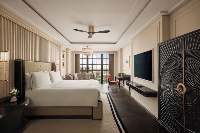SIGNATURE 1 King Bed Airport View