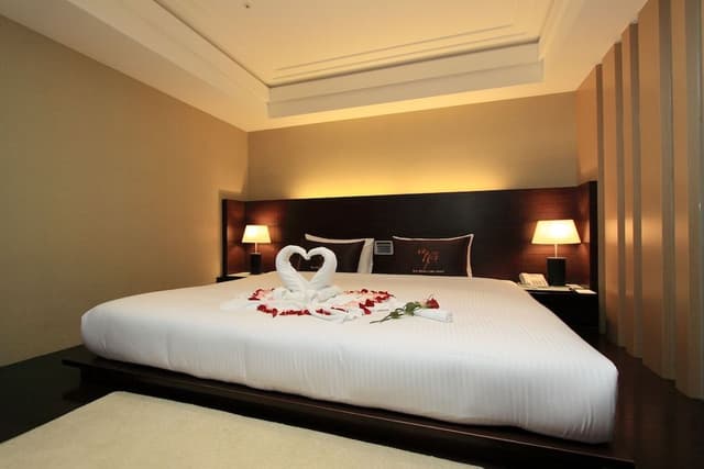 Suite, 1 King Bed, Lake View