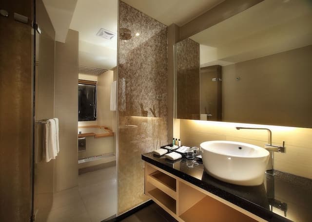 Suite, 1 King Bed, Lake View