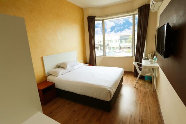 Standard Room, 1 Queen Bed, City View