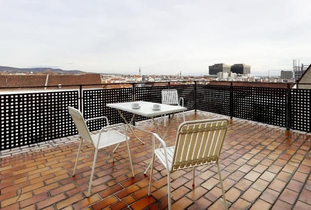 DOUBLE SINGLE USE WITH BALCONY