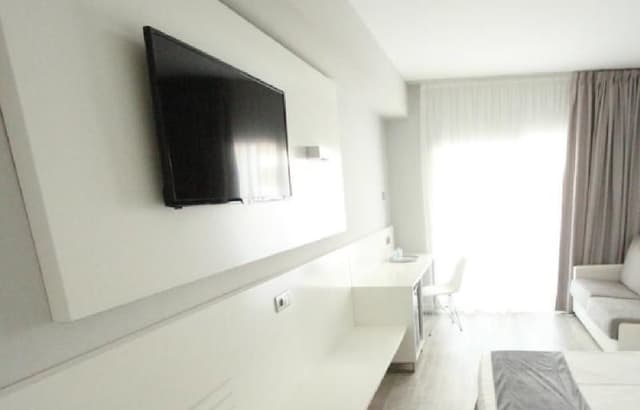 TRIPLE WITH BALCONY