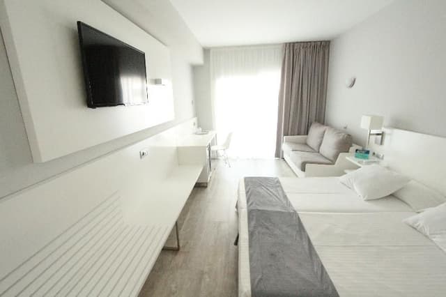 TRIPLE WITH BALCONY