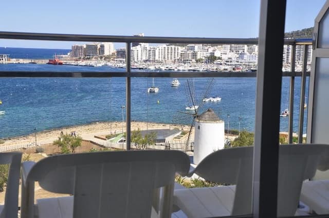 TRIPLE SEA VIEW WITH AIR CONDITIONING