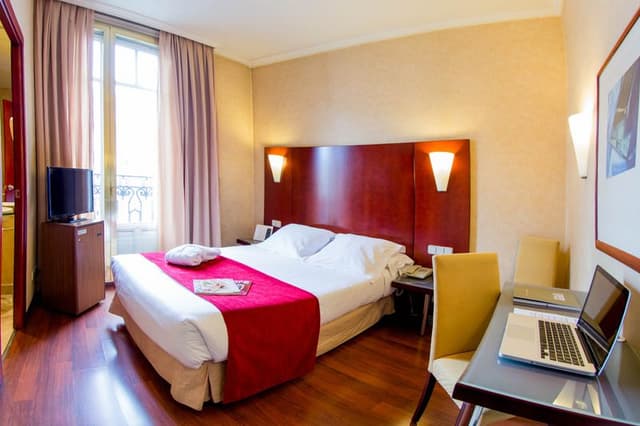 DOUBLE WITH DOUBLE BED