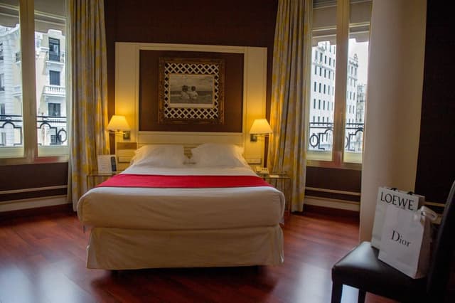 DOUBLE WITH DOUBLE BED
