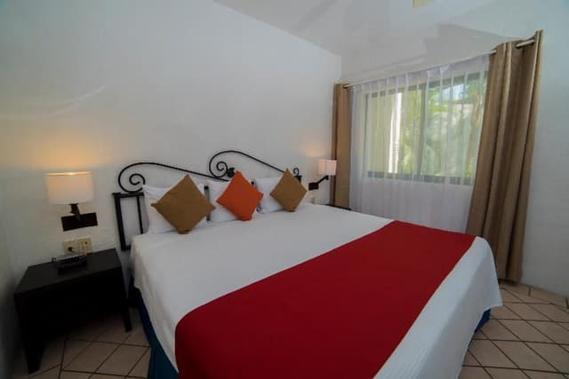 STUDIO KING SIZE BED