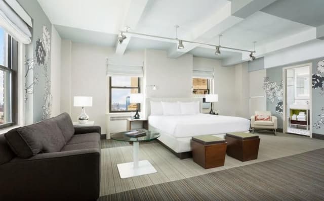 STUDIO QUEEN SIZE BED