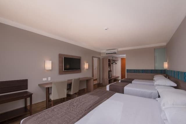 FAMILY ROOM THREE BEDS