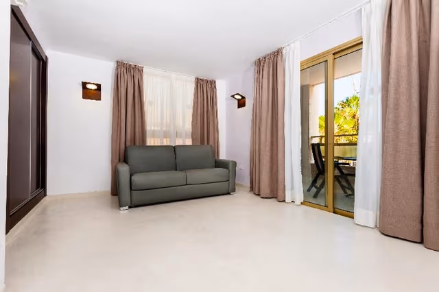 Double or Twin ONE BEDROOM