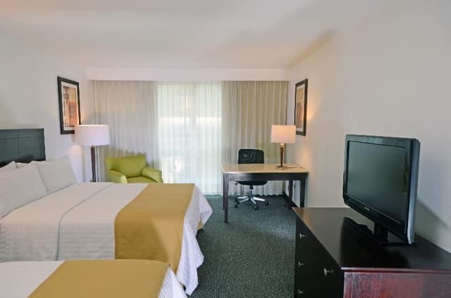 DOUBLE WITH DOUBLE BED