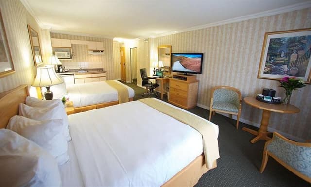 DOUBLE TWO QUEEN BEDS
