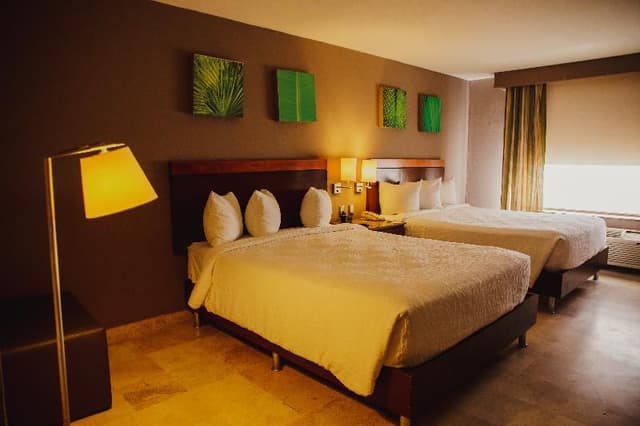 DOUBLE TWO QUEEN BEDS