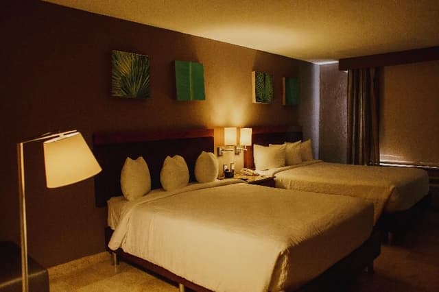 DOUBLE TWO QUEEN BEDS
