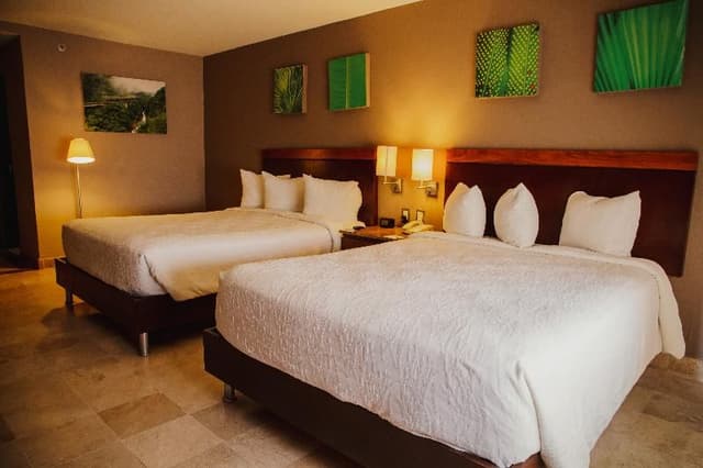 DOUBLE TWO QUEEN BEDS