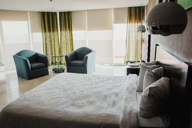 SINGLE KING SIZE BED