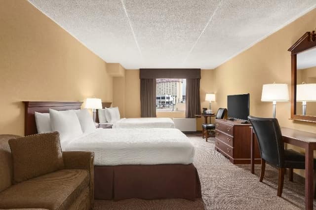 DOUBLE TWO QUEEN BEDS