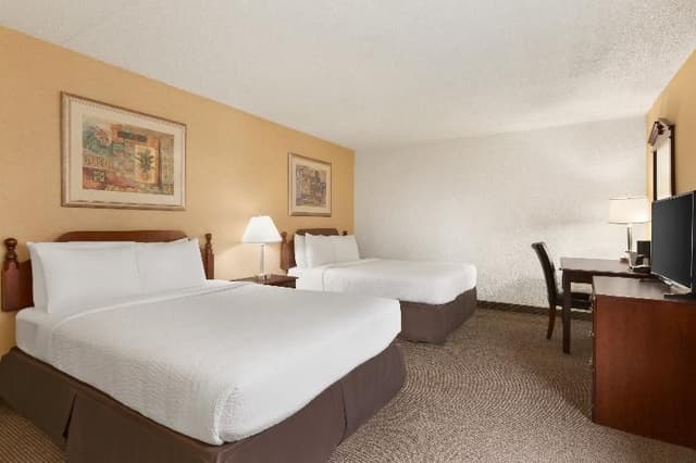 DOUBLE TWO QUEEN BEDS