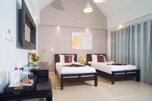 Deluxe Twin Suite with Partial Sea View