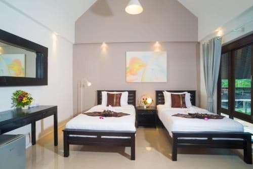 Deluxe Twin Suite with Partial Sea View