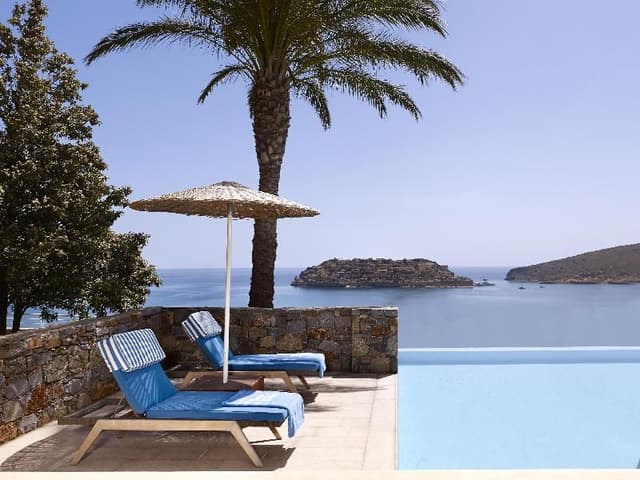 SUITE DELUXE WITH PRIVATE POOL