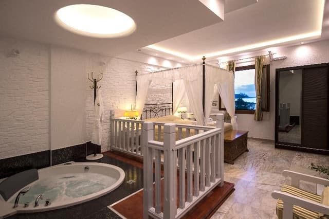 SUITE WITH JACUZZI