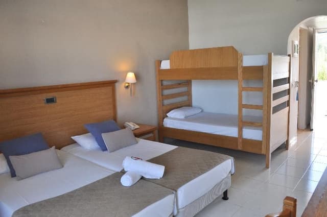 FAMILY ROOM BUNK BED