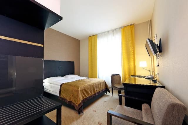 DOUBLE QUEEN SIZE BED
