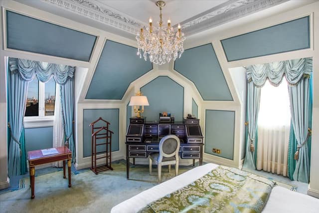 DOUBLE DELUXE QUEEN BED