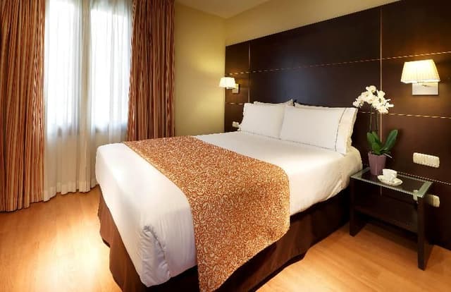 DOUBLE WITH DOUBLE BED