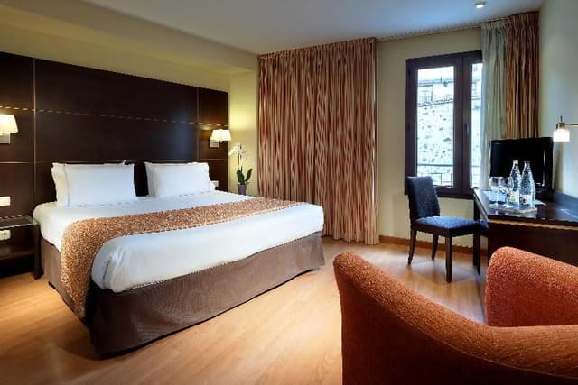DOUBLE WITH DOUBLE BED