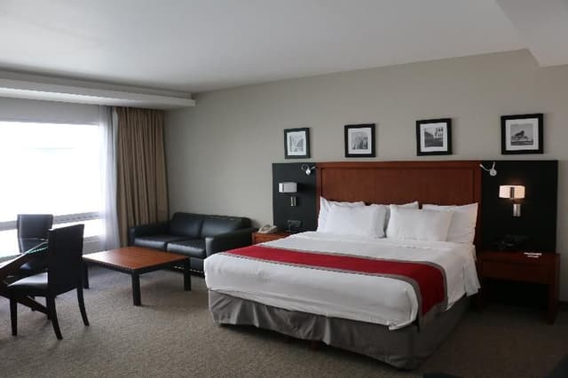 STUDIO KING SIZE BED