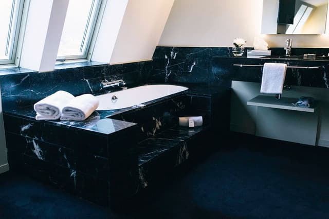 SUITE CAPACITY 1