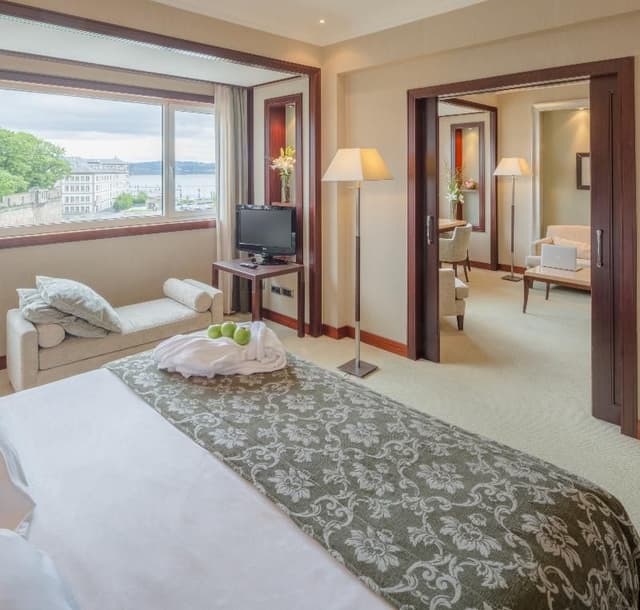 SUITE WITH VIEWS