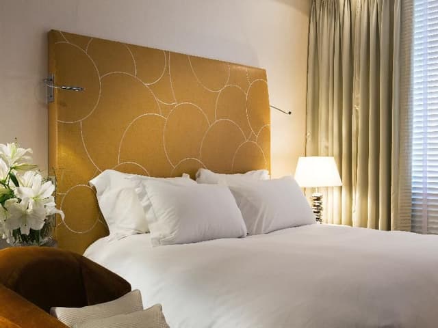 DOUBLE SUPERIOR QUEEN BED