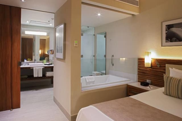 SUITE DELUXE KING BED
